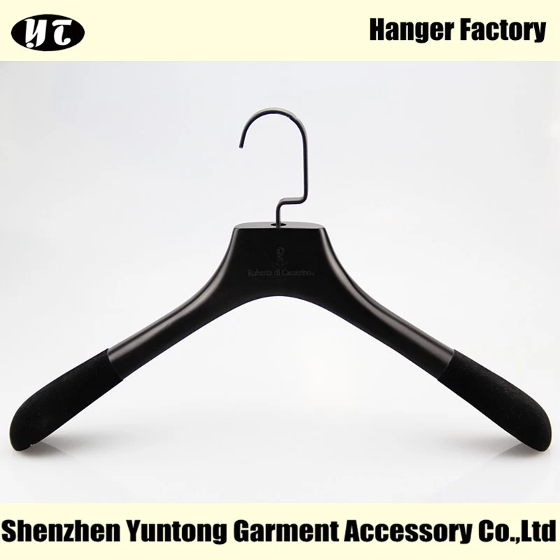 China WSW-003 black coat hanger with wooden hook velvet jacket manufacturer