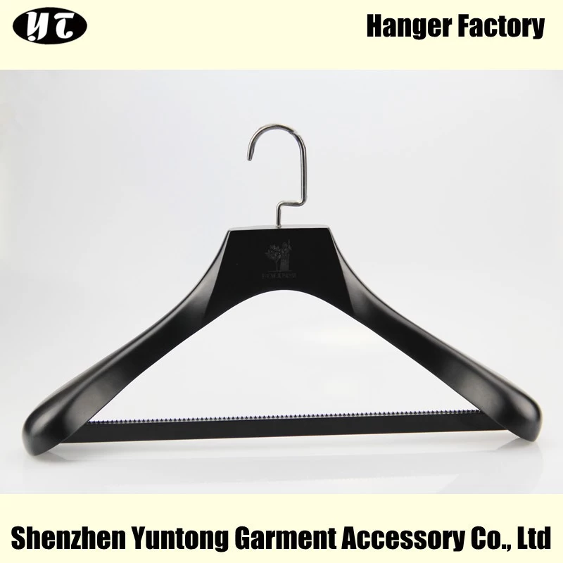 China MSW-013 op maat gemaakte zwarte houten kleerhanger houten materiaal pakhanger met broekstang fabrikant