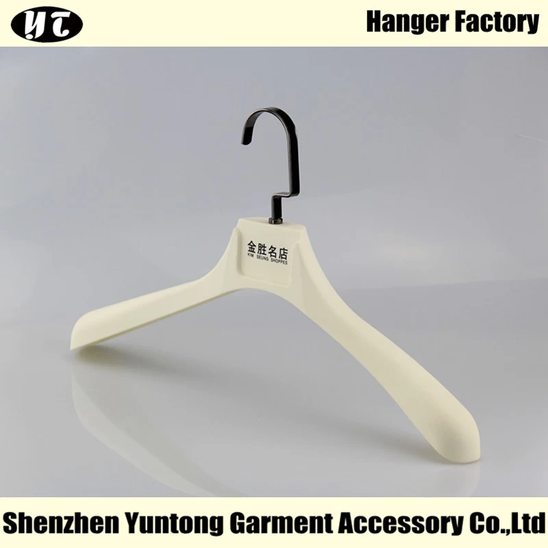 China MTR-001 plastic men coat hanger rubber coated clothes hanger manufacturer