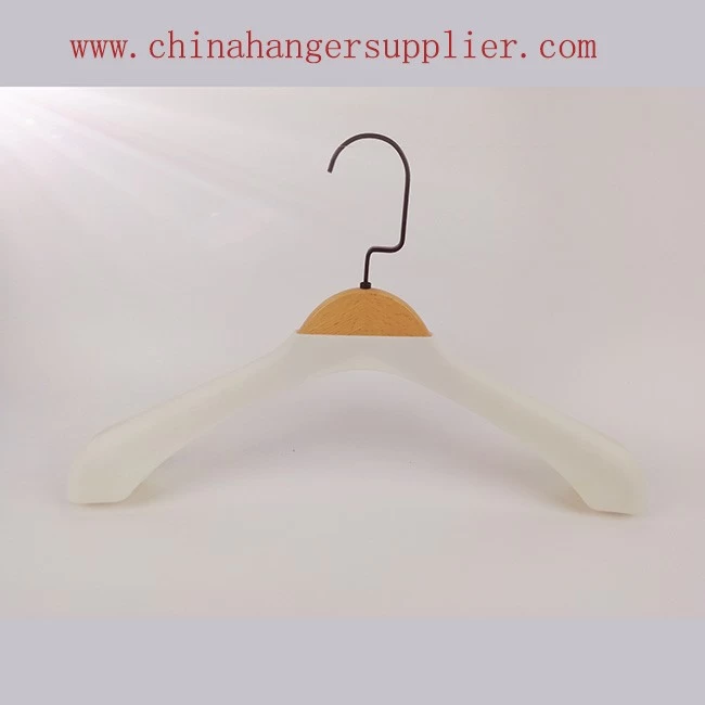 China Nieuwe stijl houten shirt hanger en jas plastic hanger China hanger fabriek fabrikant