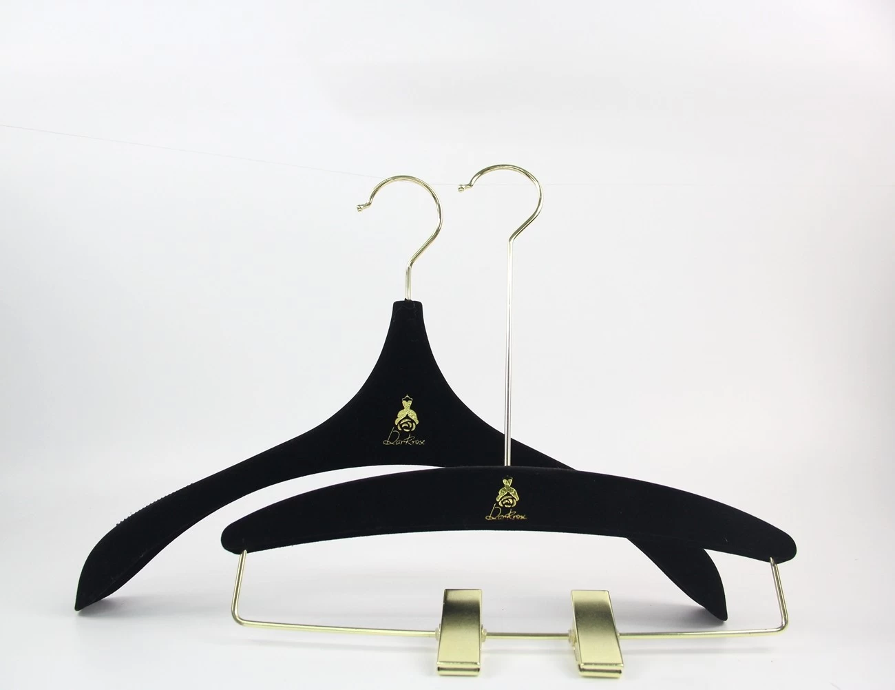Китай Уникальная бархатная вешалка для одежды подгоняет цвет и логотип вешалки для одежды производителя