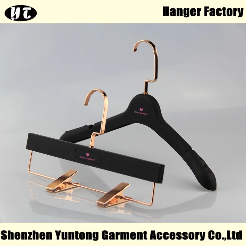 China AOV-001 zwart rubber gecoate kunststof hanger voor vrouwen kleding fabrikant