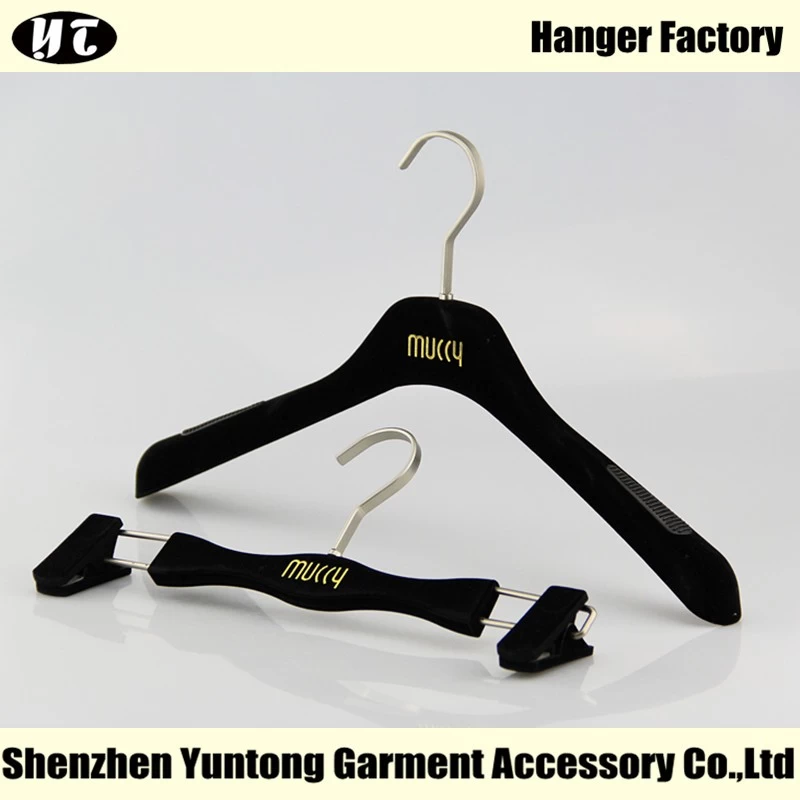 China WSV-004 schwarzer Samt beflockter Kleiderbügel aus rutschfestem Kunststoff Hersteller