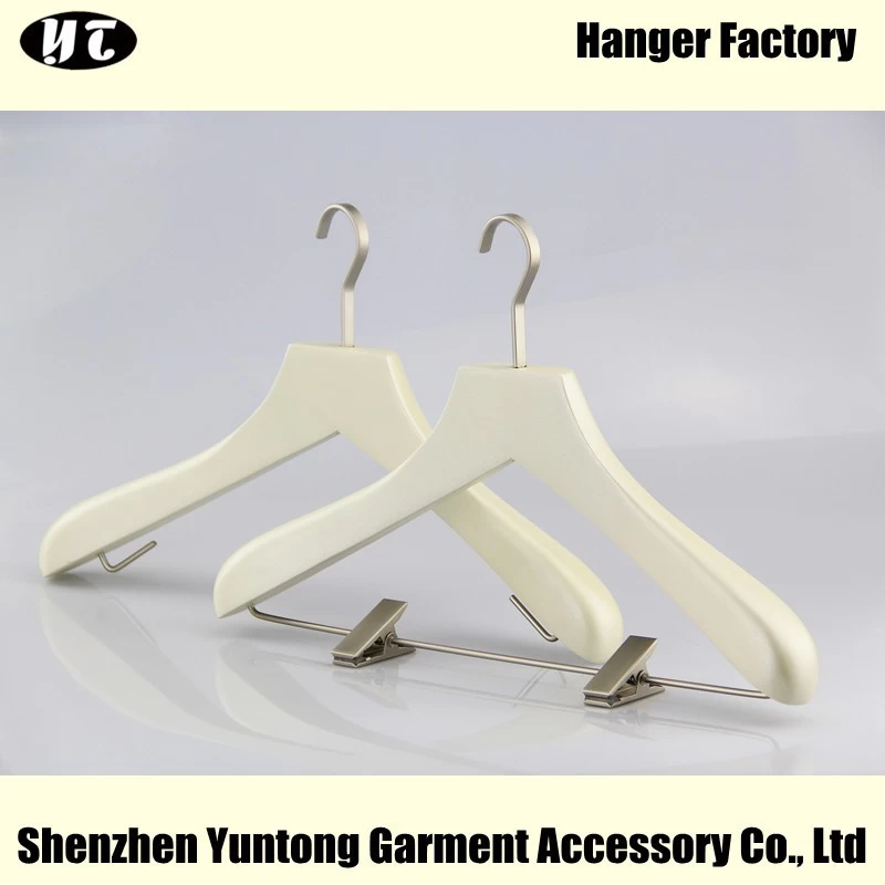 China WSW-016 crème witte boetiek houten bovenste hanger kleding hanger met metalen clips fabrikant