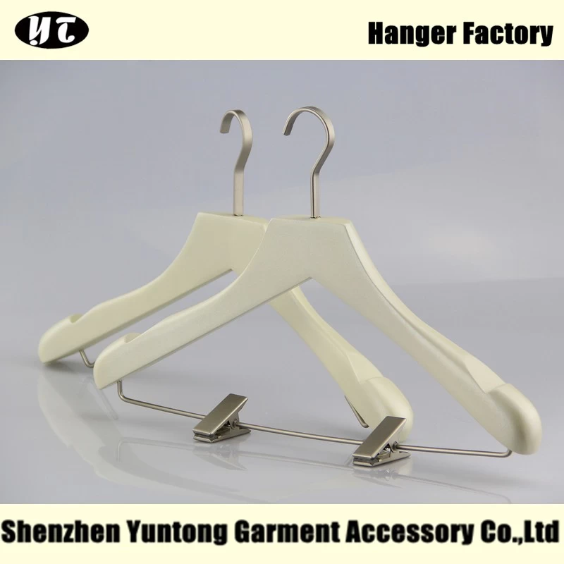 China WSW-019 Elfenbein hölzernen Kleiderbügel mit Metallclip für Anzüge Hersteller