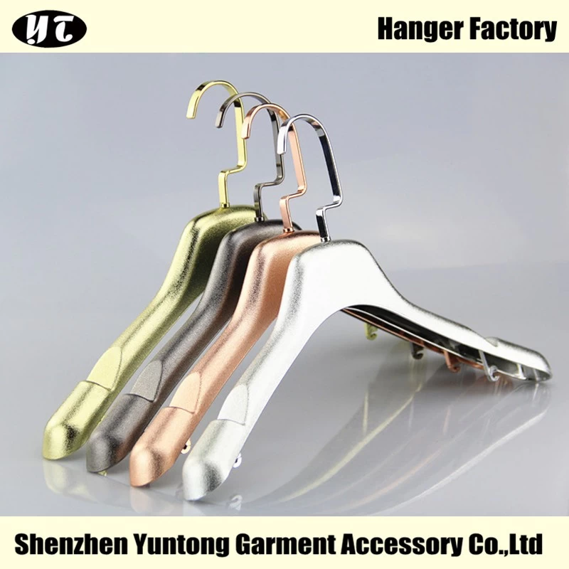 China WTE-001 luxury plastic electroplated jacket hanger shirt hanger manufacturer