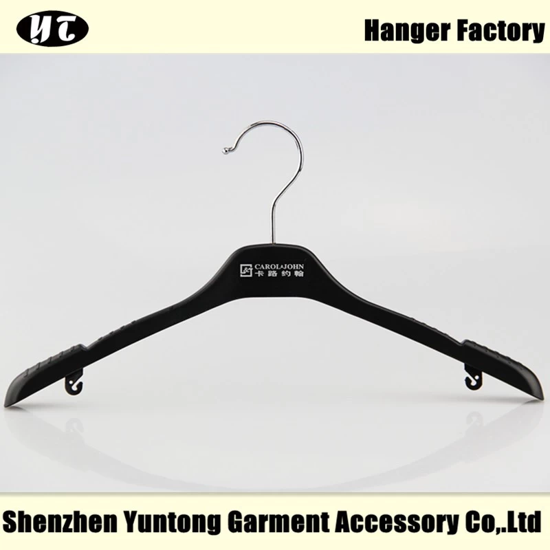 China WTP-006 cheap women plastic clothes hanger with shoulder notches manufacturer