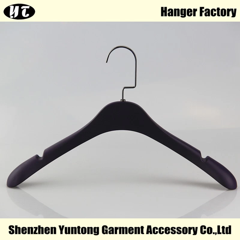 China WTR-005 plastic rubber coated hanger coat hanger for display manufacturer