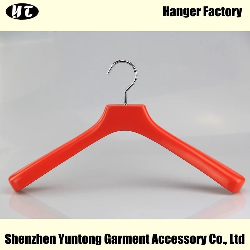 China WTW-005 factory red luxury heavy wooden coat hanger wood hanger with logo manufacturer