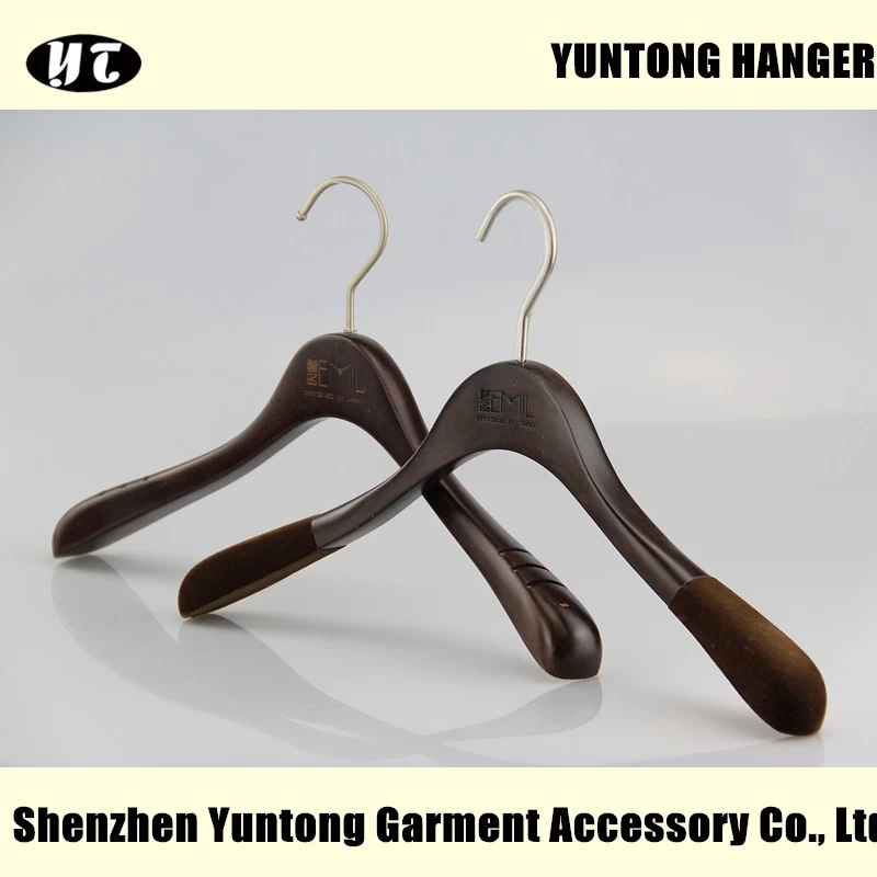 China WTW-007 China hanger leverancier bruine houten hanger voor kledinghanger met fluweel fabrikant