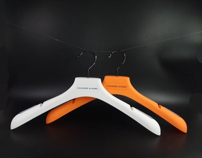 中国 White rubber coated hanger factory accept private brand customization clothes hanger メーカー