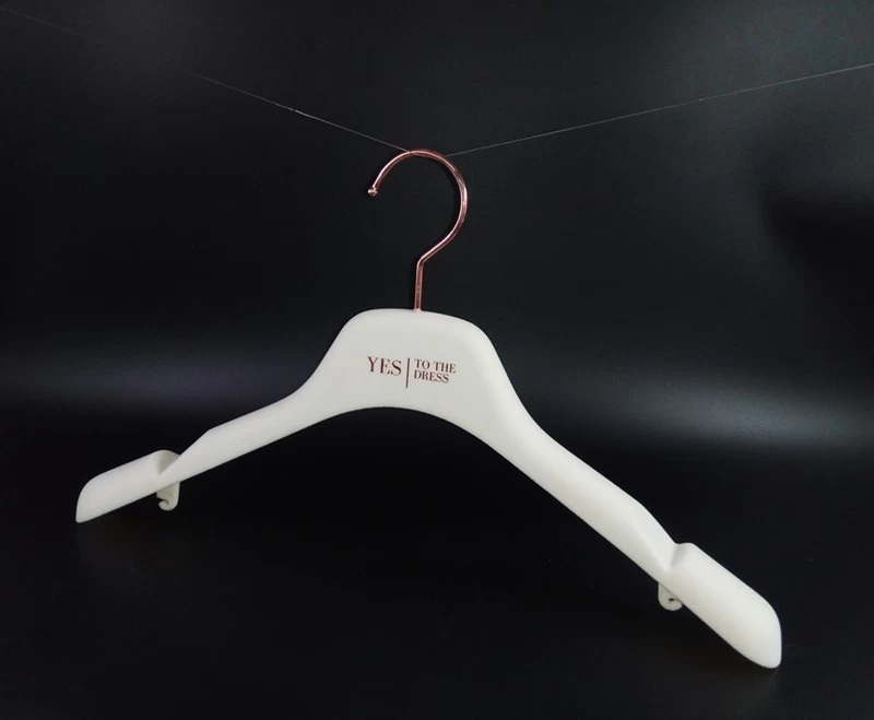 China Witte fluwelen kleerhanger hoge kwaliteit massaal trouwjurk hanger fabrikant