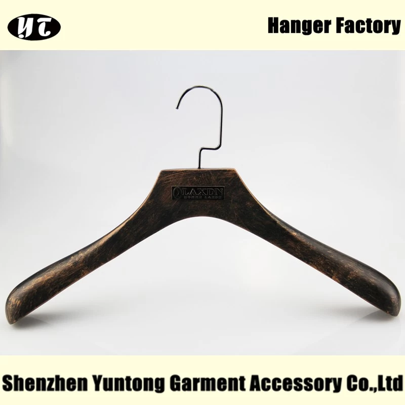 China Hoogwaardige houten kleerhanger met metalen plaat logo China hanger leverancier fabriek [MTW 014] fabrikant