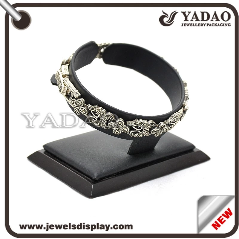 2015 Elegant Imported PU Leather Material Romantic Window Showcase Jewelry Display Stands Bracelet Display Stand Bangle Holder Supplier