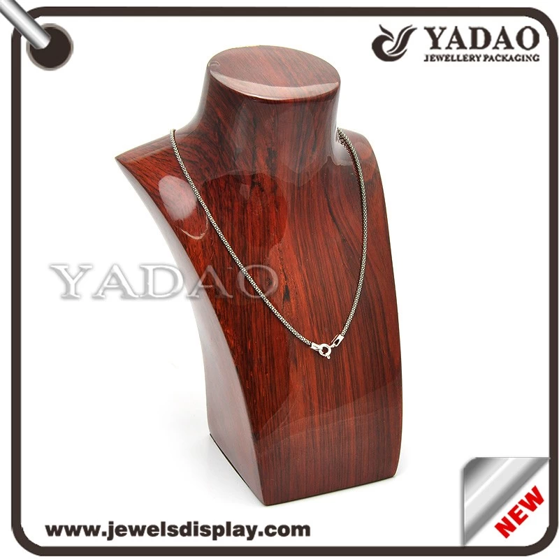 2015 Factory Price High Quality Jewelry Display Jewelry Display Stand Lacquered Wooden Display Bust for Pendant and Necklace Holder