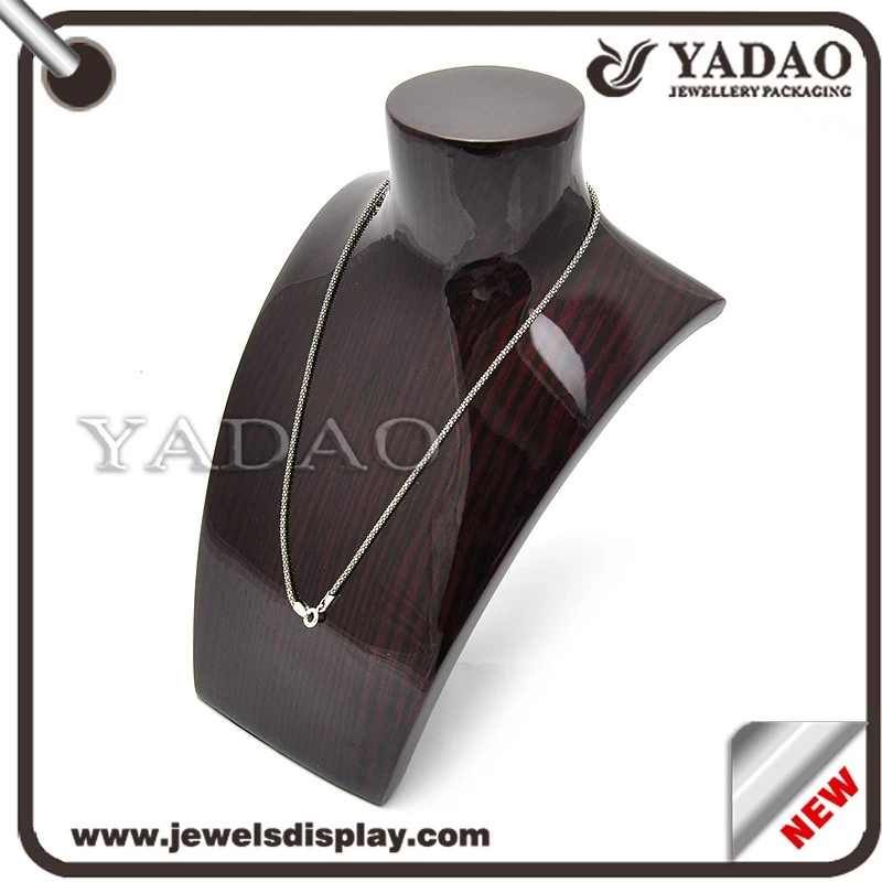 2015 Factory Price High Quality Jewelry Display Jewelry Display Stand Lacquered Wooden Display Bust for Pendant and Necklace Holder