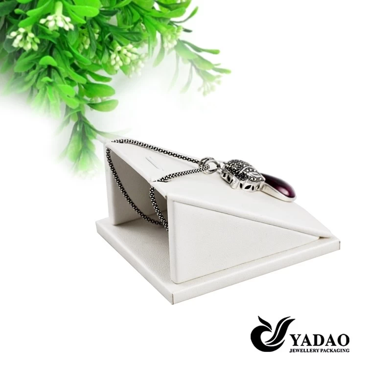2015 newest products white pu leather pendant display stand from China
