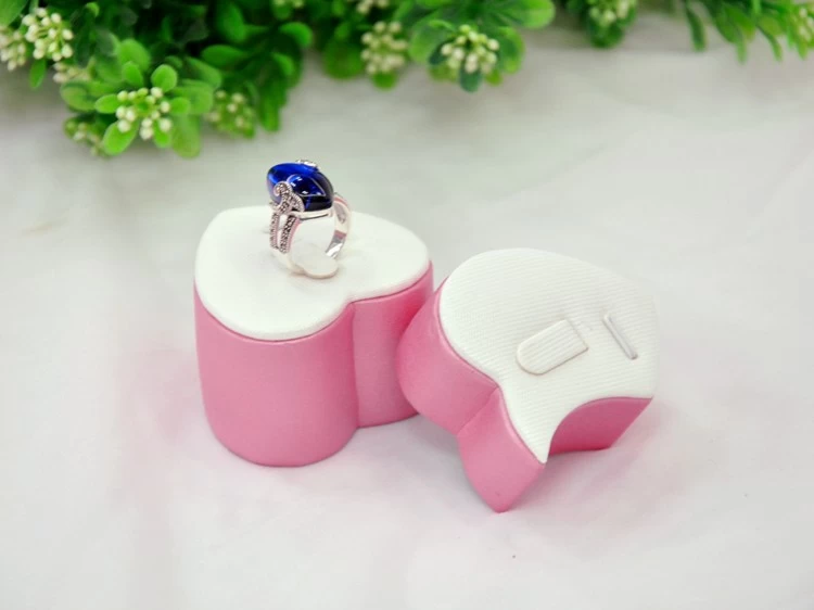 2015 newest white & pink leather finger ring display stand key ring display rack inside is wooden made in China
