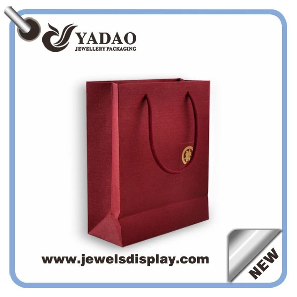 Newest wholesale design white paper bag gift bag shopping bag with free customized logo in China