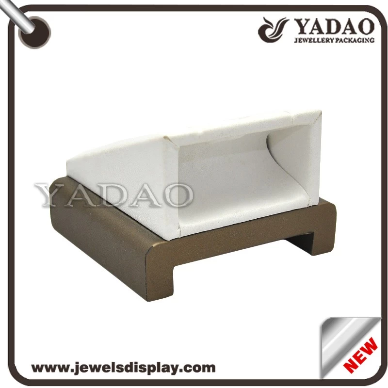 China supplier can customized wooden covered to leather jewelry display pendant stand