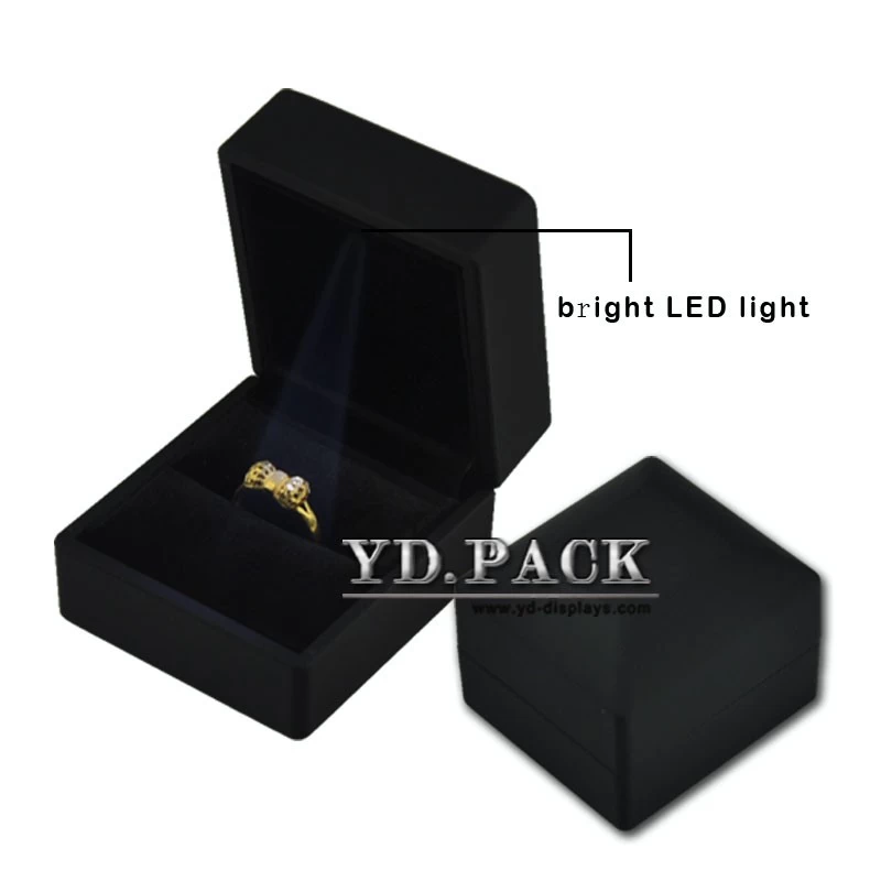 China supplier hot selling good quality fashion black leather jewelry ring box with LED for ring