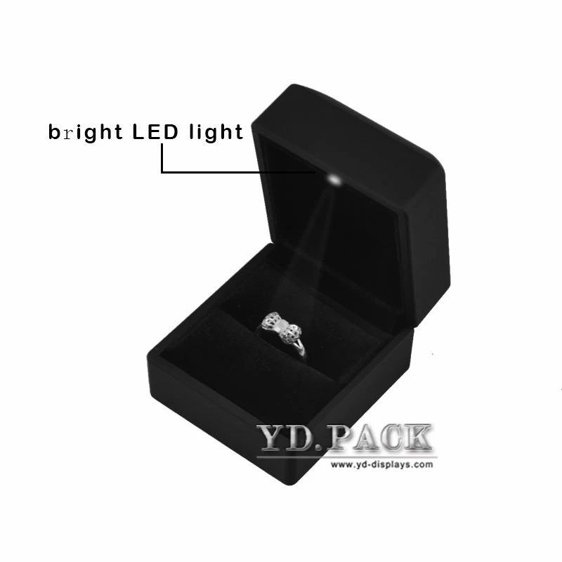 China supplier hot selling good quality fashion black leather jewelry ring box with LED for ring