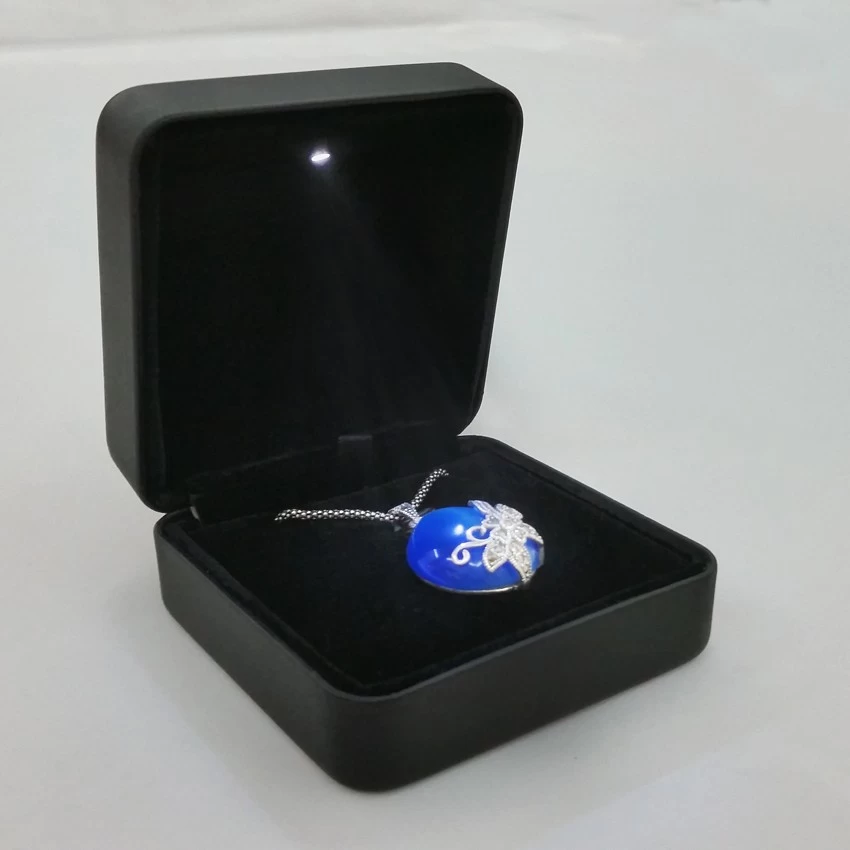 Chinese manufacturer of high class  leather necklace and pendants boxes for jewellery packing and display used in jewellery counter and window showcase with LED light