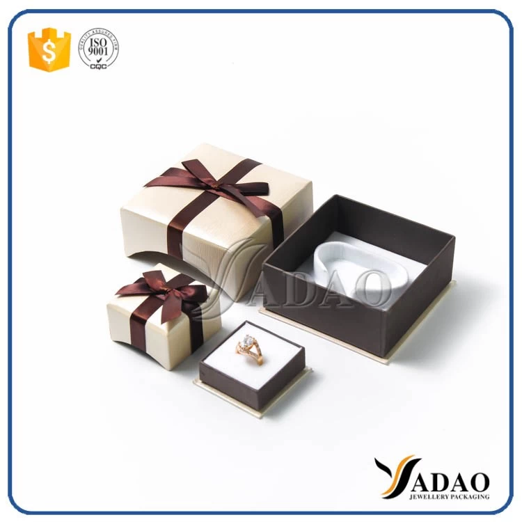 Handmade fine MOQ Wholesale portabl a pretty paper box with a ribbon for jewels like a pendant Ring Earrings