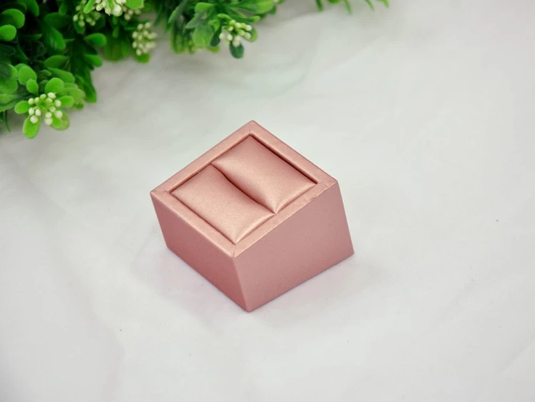 High quality leatherette slotted ring display set