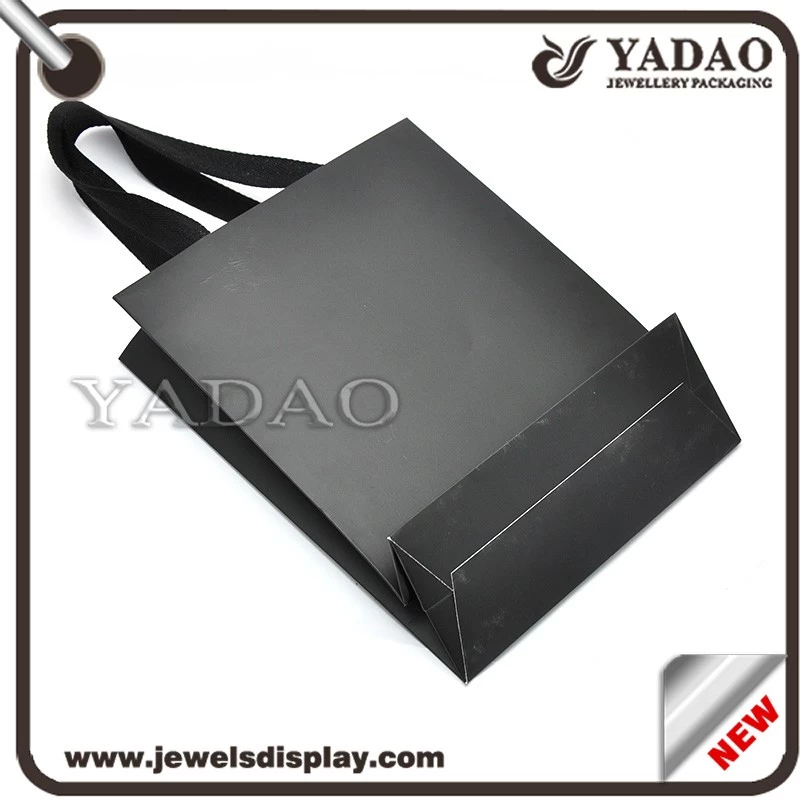 Luxury classic black paper shopping bags with gold hot stamping logo for shop and shopping mall party favors paper packing bags