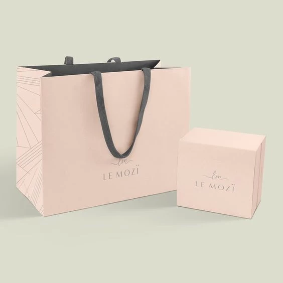 Luxury paper bag in customized paper with logo shipping bag with paper box