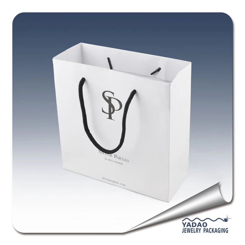 Popular white color Paper shpping bag with handle and silk print logo made in China
