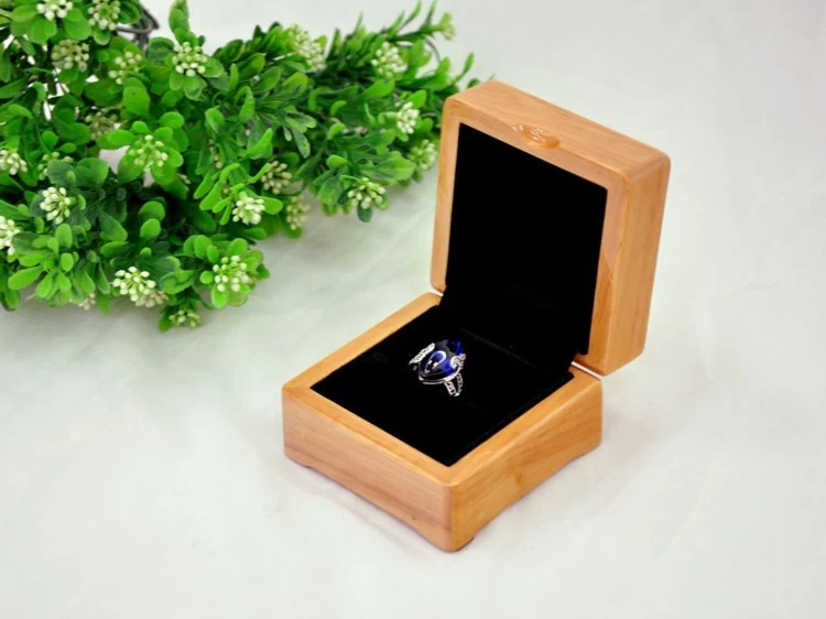 Reasonable price new design wooden jewelry ring display stand luxury display Manufacture