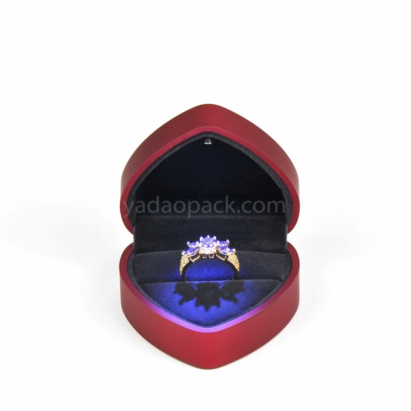 Красная пластиковая коробка в форме сердца с подсветкой для ювелирной серии с магнитной крышкой