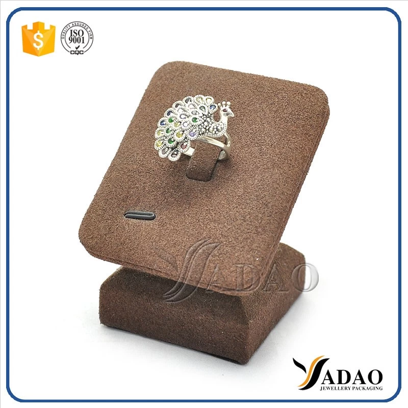 Special design, cute, good experience in the MOQ with mdf handmade microfiber ring display stands