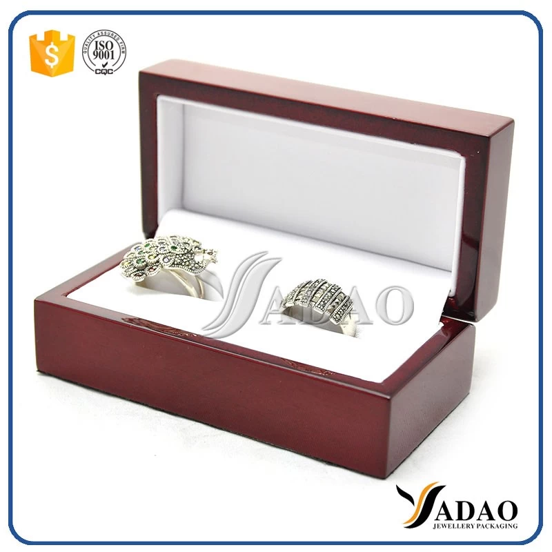 Cor cereja laca brilhante anel caixa de madeira jóias embalagens macio pu inserção da ranhura de couro branco caixa de armazenamento de anéis de