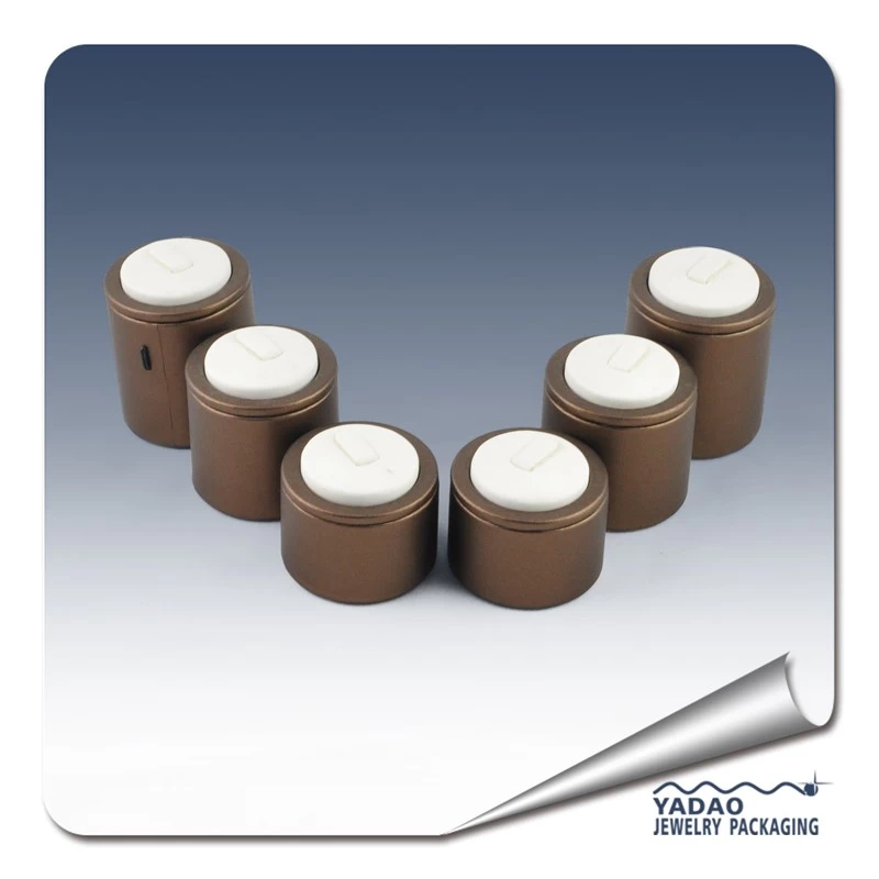customize wooden round ring display holder with metal clips
