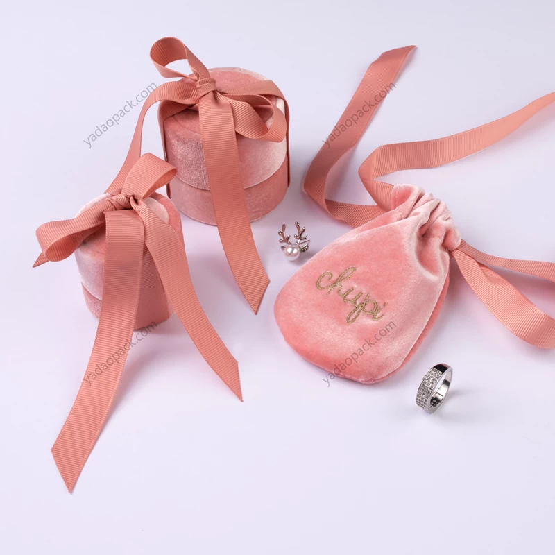China luxury velvet jewelry packaging pouch bag warm pink color round paper box jewelry pouch gift packaging box and bag with ribbon tie fabricante