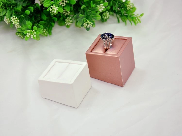 top quality low price wooden pu leather jewelry display stand holder for ring display made in China