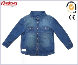 China Design de moda infantil camisa jeans de material avançado, bolsos no peito camisa de botões de peito único fabricante