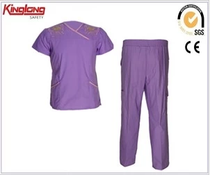 Китай Фиолетовые красочные унисекс больничные униформы для медсестер, китайский поставщик высококачественных профессиональных скрабов производителя