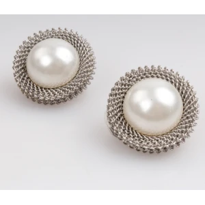Hot Sale Simple Wearing White Pearl Earrings Stud For Girls Jewelry Display