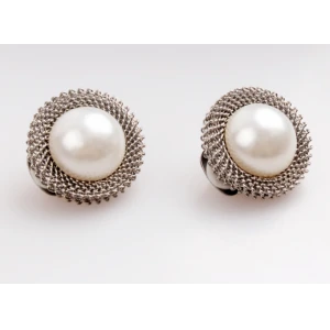 Hot Sale Simple Wearing White Pearl Earrings Stud For Girls Jewelry Display