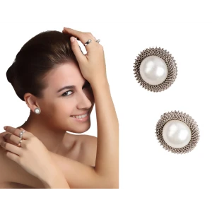 Hot Sale Simple Wearing White Pearl Earrings Stud For Girls Jewelry Display