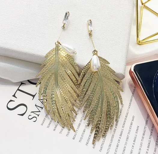 China 2018 Hot Selling Wholesale Personality Leaves Pearl pendant earrings for Girls as Gift Hersteller