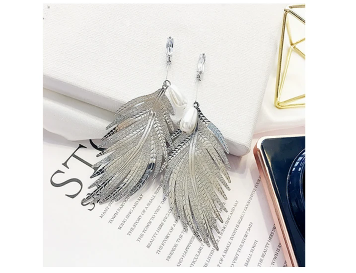 2018 Hot Selling Wholesale Personality Leaves Pearl pendant earrings for Girls as Gift