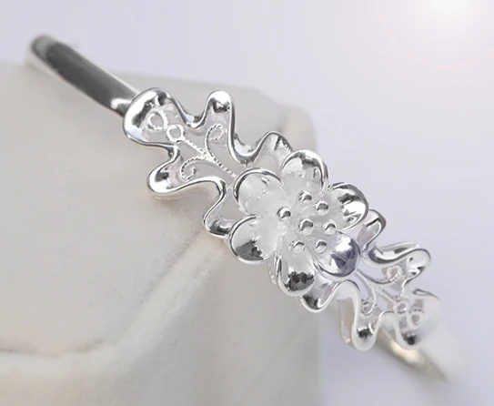 Fashion Sliver Bracelet with Carve Flower for Woman Gift