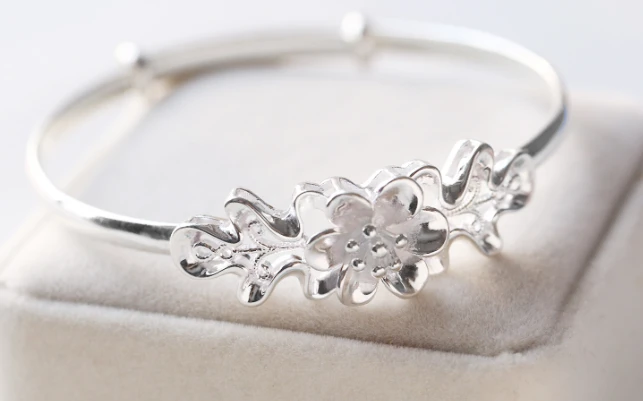 Fashion Sliver Bracelet with Carve Flower for Woman Gift