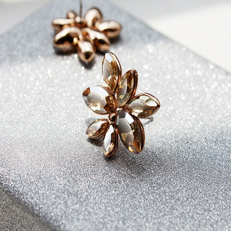 الكورية النسخة الجديدة من النمساوية الكريستال أقراط الحصان عيون الزهور أقراط الذهب الأبيض بالجملة