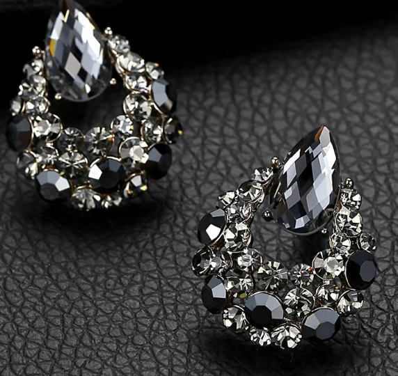 Retro European Style Zinc Alloy Stud Earrings Manufacturer in China